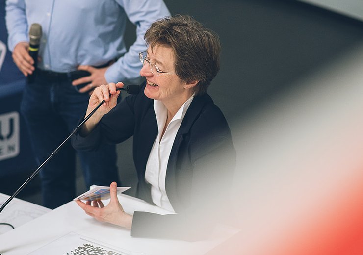 Gerti Kappel moderated the event. — Picture: Amélie Chapalain / TU Wien Informatics