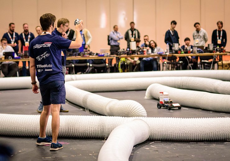 Team member of Scuderia Segfault with the car during the race. — Picture: Tianyi Lim / ETH Zürich