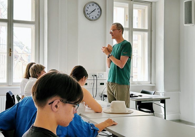 Reinhard Pichler at the graduation get-together. — Picture: Theresa Aichinger-Fankhauser / TU Wien Informatics