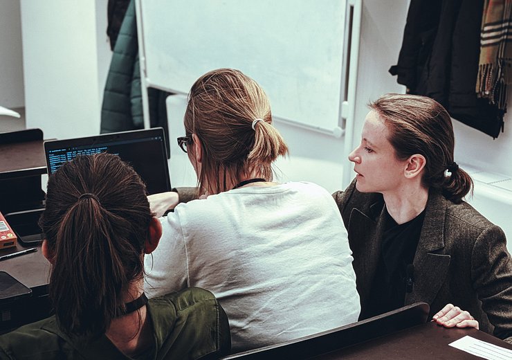 Constanze B. Roedig and pupils. — Picture: Marco Squarcina