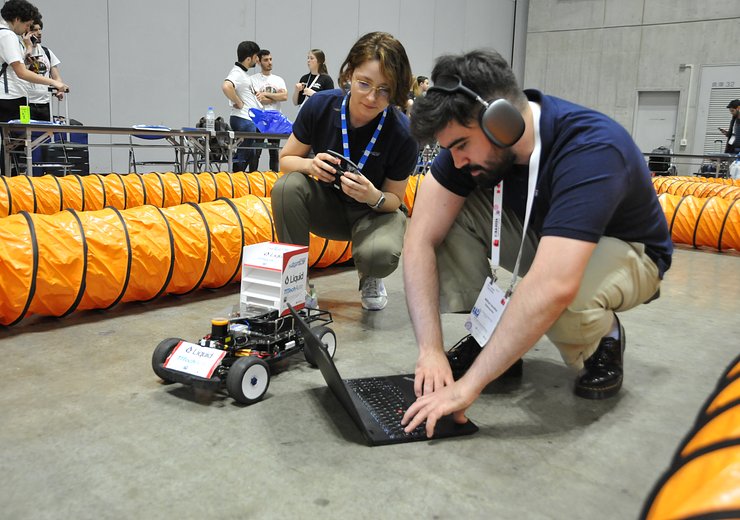 Testing the ground for the race — Picture: Elisa Di Cristo/Andreas Brandstätter (TU Wien)