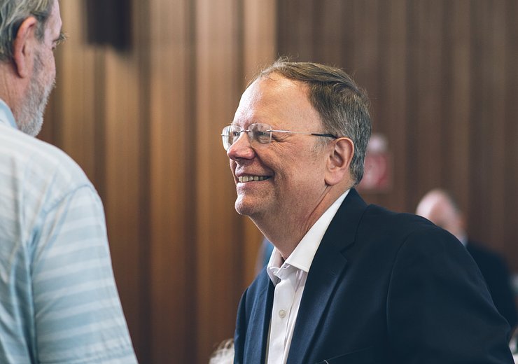 Georg Gottlob is engaged with the audience even before the start of his Jubilee Lecture — Picture: Amélie Chapalain / TU Wien Informatics