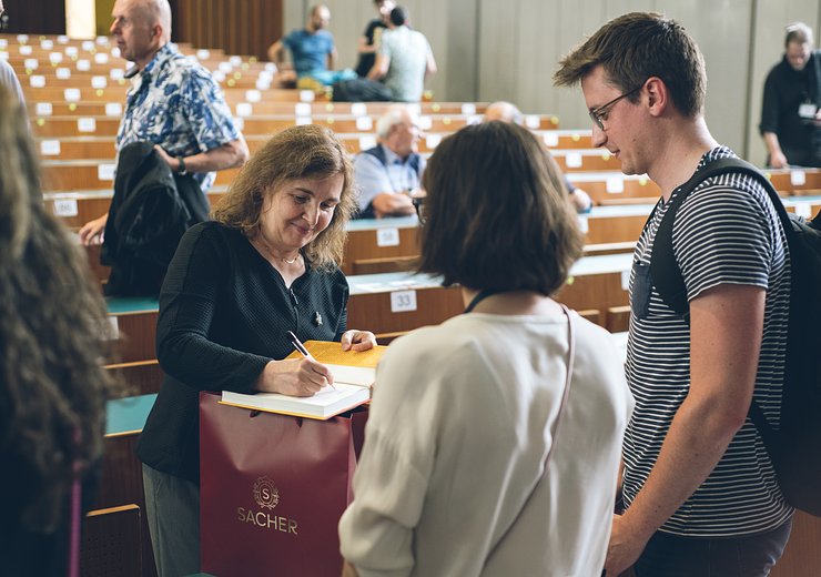 Daniela Rus taking time after the lecture to talk to students and sign books — Picture: Amélie Chapalain / TU Wien Informatics