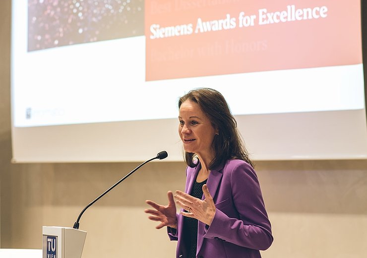 Patricia Neumann, CEO of Siemens AG Österreich, presenting the Siemens Awards for Excellence — Picture: Amélie Chapalain / TU Wien Informatics