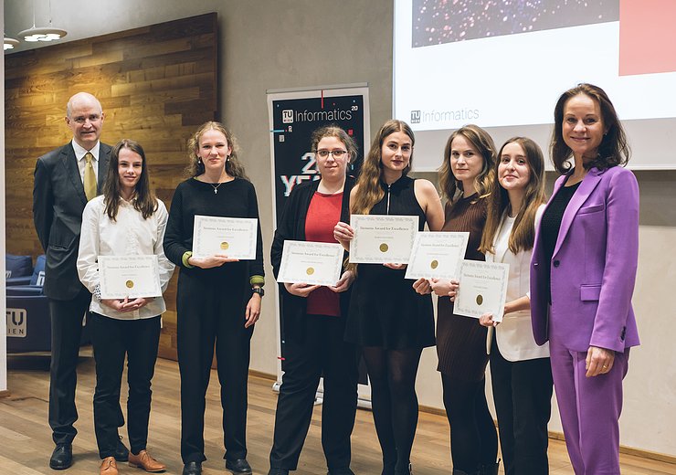 Patricia Neumann and Michael Heiss (Principal Consultant Digital Enterprise at Siemens) with the recipients of the Siemens Award for Excellence — Picture: Amélie Chapalain / TU Wien Informatics