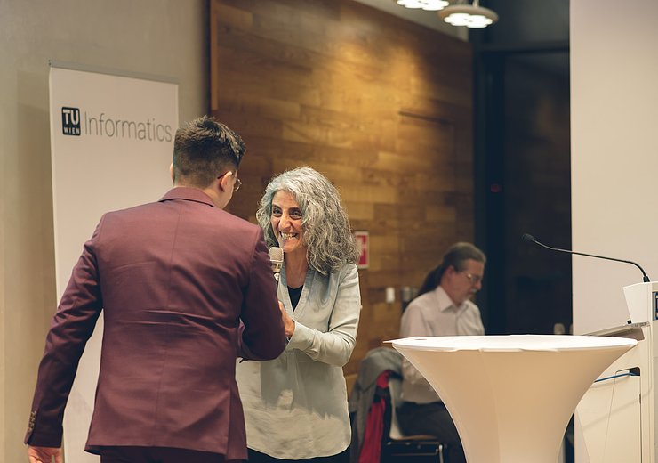 Hilda Tellioglu handing over the certificates to our Bachelors with Honors — Picture: Amélie Chapalain / TU Wien Informatics