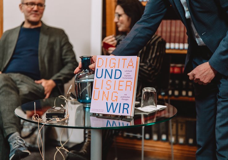 The newly published workbook by Editors Anita Eichinger, Hannes Werthner, and Peter Knees — Picture: Wienbibliothek im Rathaus / Teresa Wagenhofer