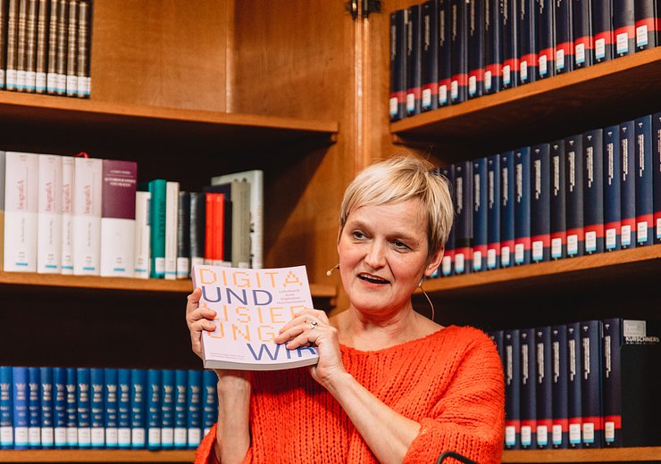 Anita Eichinger introduces the textbook on Digital Humanism — Picture: Wienbibliothek im Rathaus / Teresa Wagenhofer