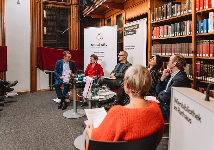 Moderators and panelists in deep discussion — Picture: Wienbibliothek im Rathaus / Teresa Wagenhofer