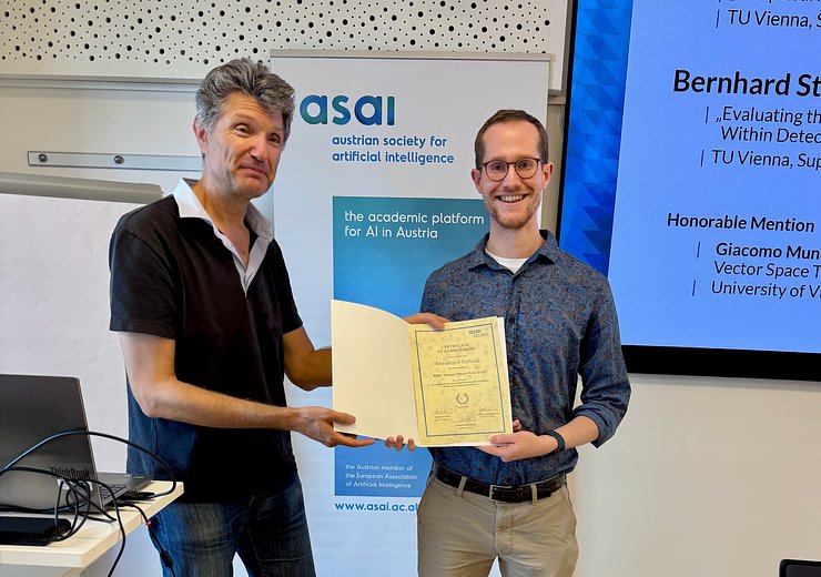 Thomas Eiter handing over the certificate to Bernhard — Picture: Julia Neidhardt