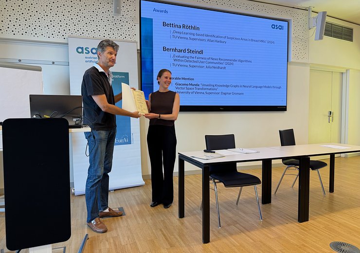 Thomas Eiter handing over the certificate to Bettina — Picture: Julia Neidhardt