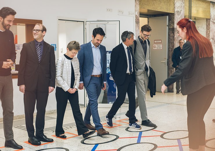 Sorting it out with the Minister — Picture: Amélie Chapalain / TU Wien Informatics