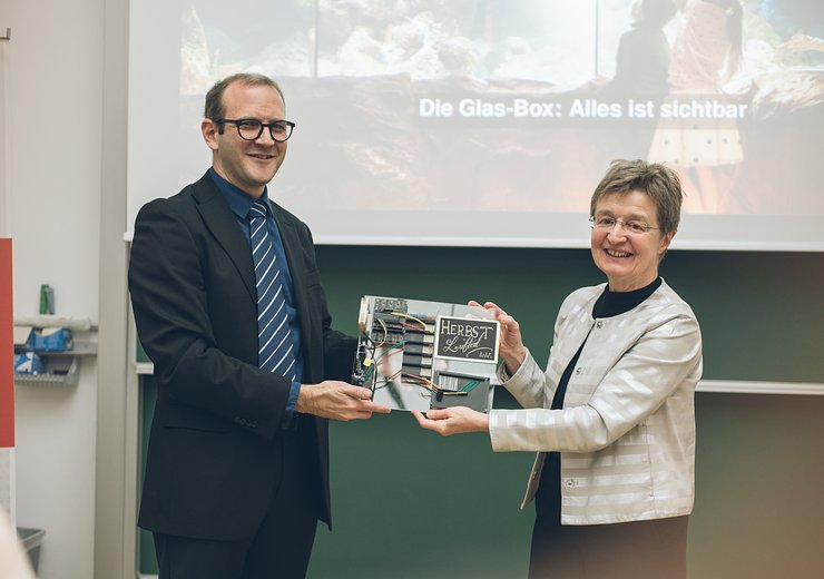 Tobias Kohn handing over the "Herbstlüfterl" to Dean Gerti Kappel — Picture: Amélie Chapalain / TU Wien Informatics