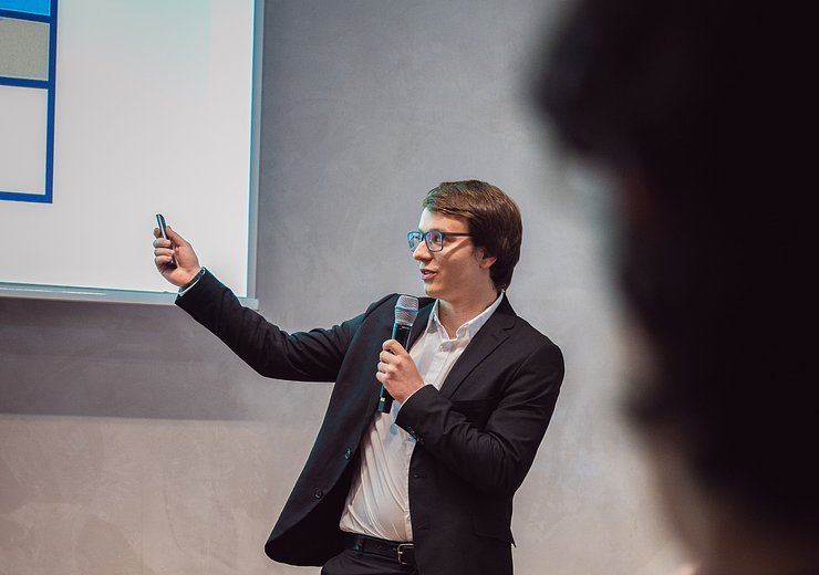 Alexander Beiser, winner of the Best Master Thesis Award, introducing his thesis — Picture: Markus Hollo / TU Wien Informatics