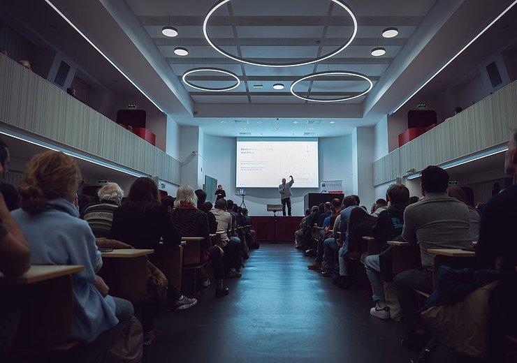 Hartmut Neven and the audience — Picture: Markus Hollo / TU Wien Informatics