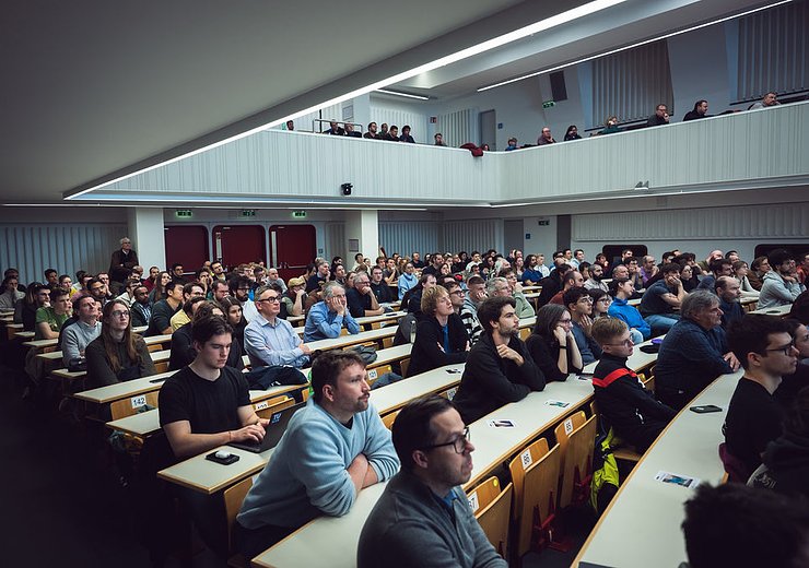 Filled to the brim - the lecture hall with the audience — Picture: Markus Hollo / TU Wien Informatics