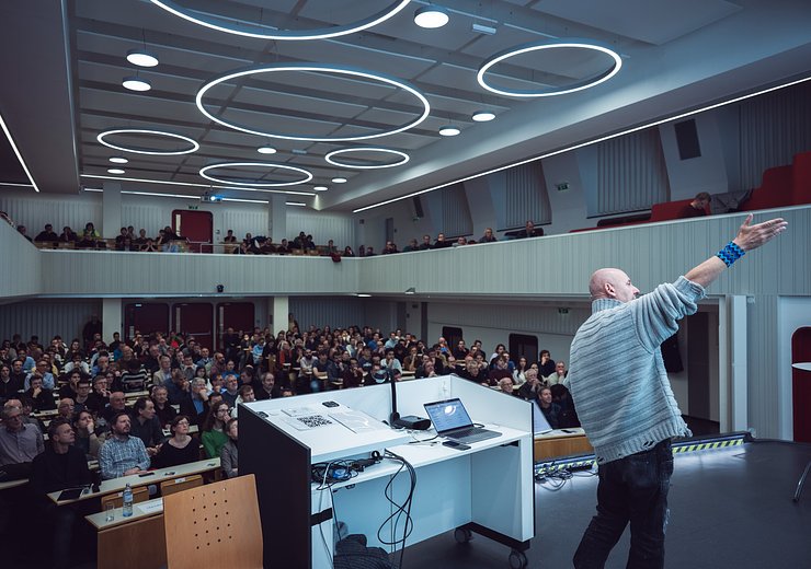 Vienna Gödel Lecture 2025, with Hartmut Neven — Picture: Markus Hollo / TU Wien Informatics