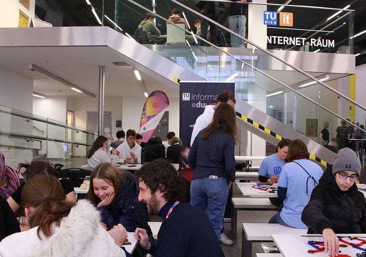 Quite bit of buzz at our demo stations on the third day! — Picture: TU Wien Informatics