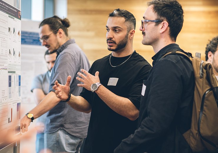 Lively discussions about research projects in between breaks — Picture: Amélie Chapalain / TU Wien Informatics