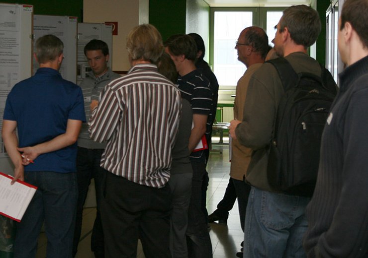 Ein Posterautor erläutert der EPILOG-Jury Details zu seiner Arbeit.