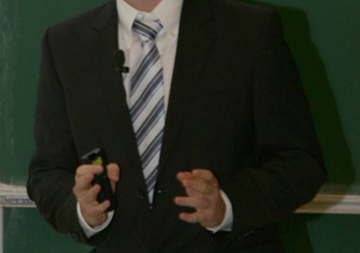 G. A. Khyo hält seinen Vortrag über "Language Support for Linux Device Driver Programming".