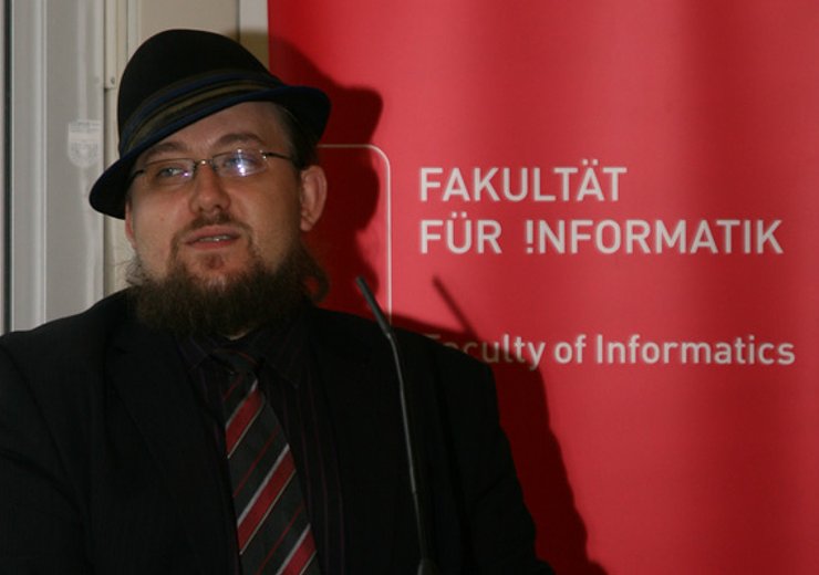 M. Olesch von der Fachschaft Informatik verleiht den Lehrenden-Award.