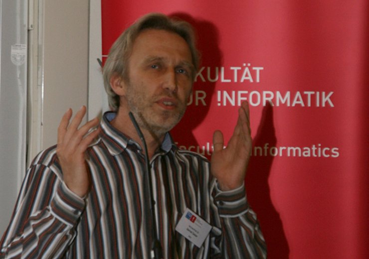 Jury-Vorsitzender G. Salzer begründet den Entscheid und vergibt die Auszeichnungen.