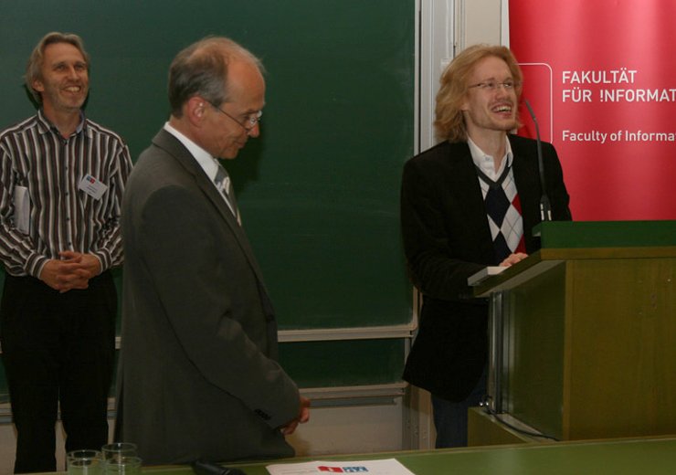 Der Distinguished Young Alumnus-Award geht an S. Gabmeyer (r) - v.l.: G. Salzer und G. Steinhardt.