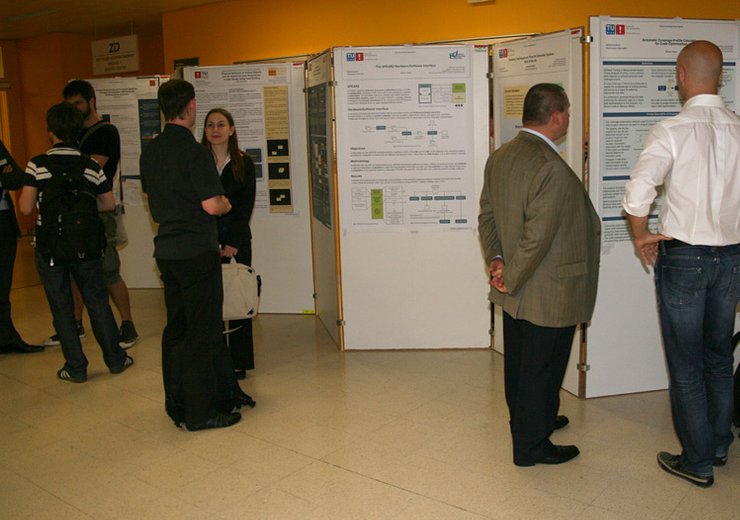 BesucherInnen diskutieren über die ausgestellten Poster.