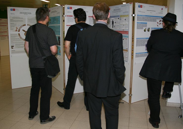 Besucher der Posterausstellung.