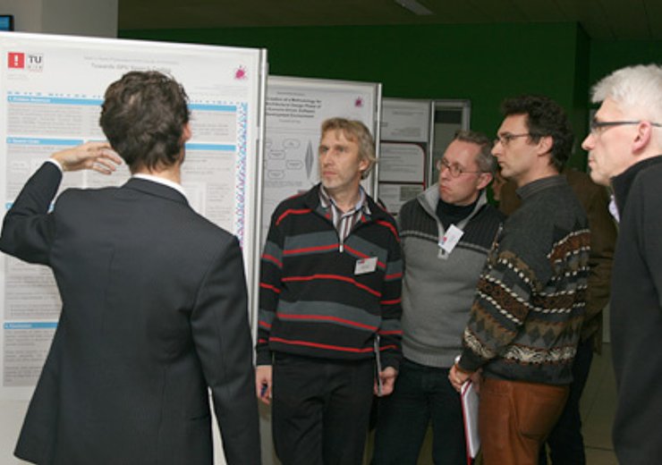 Ein Posterautor erläutert der EPILOG-Jury Details zu seiner Arbeit.