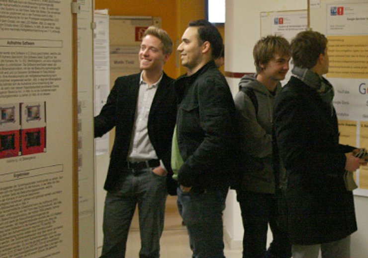 Besucher der Posterausstellung.