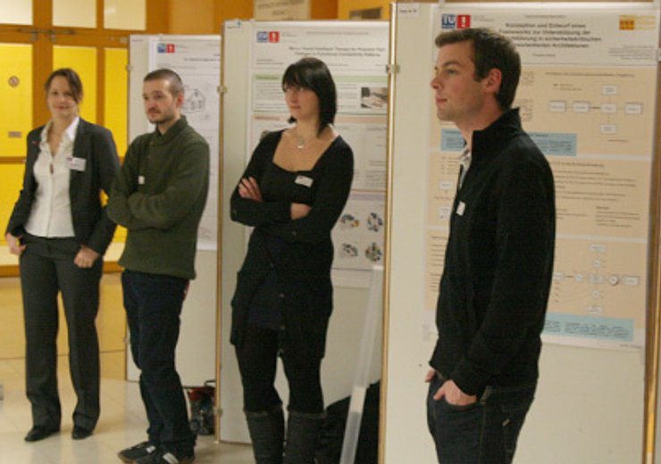 AbsolventInnen bei der Posterausstellung.