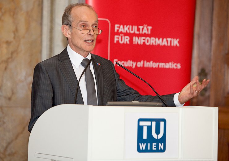 Dekan Gerald Steinhardt erläutert die Bedeutung des neuen Zentrums im nationalen und internationalen Vergleich.