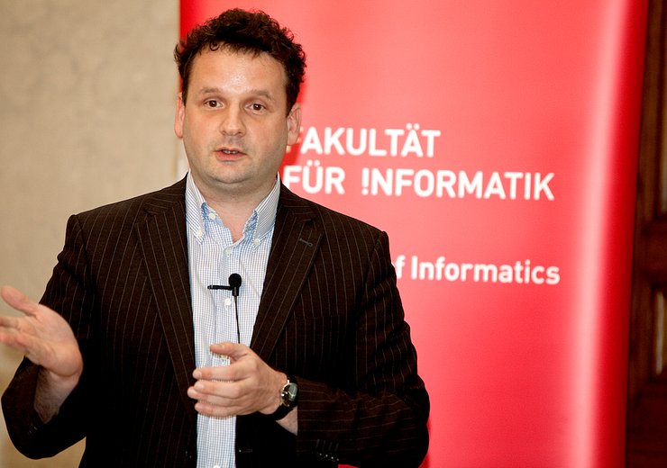 Helmut Veith, Co-Vorsitzender des VCLA, präsentiert die geplanten Aktivitäten des VCLA.