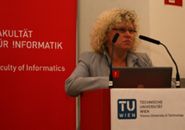 Rektorin Sabine Seidler begrüßt die Gäste der Eröffnungsfeier.