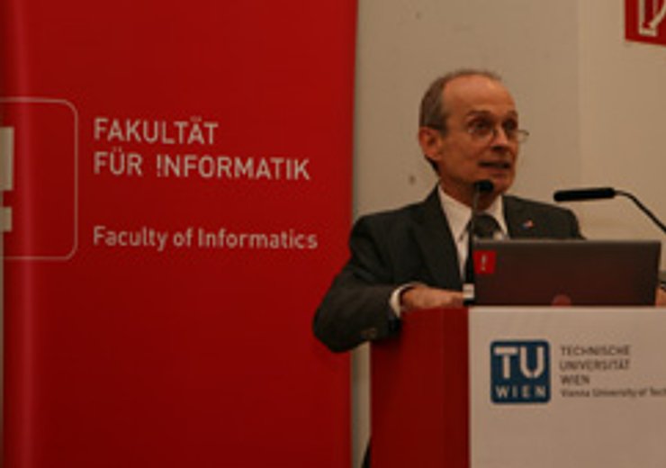 Dekan Gerald Steinhardt spricht über die Notwendigkeit der Verschränkung von Wissenschaft und Praxis.