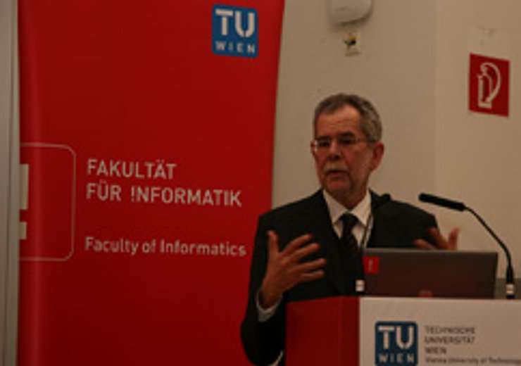 Alexander Van der Bellen, Beauftragter der Stadt Wien für Universitäten und Forschung, erläutert die Bedeutung des neuen Zentrums für den Wirtschaftsstandort Wien.
