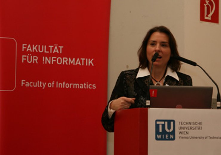 Birgit Hofreiter, Leiterin des i²c, präsentiert das neue Zentrum, das Ergänzungscurriculum und die geplanten Aktivitäten.