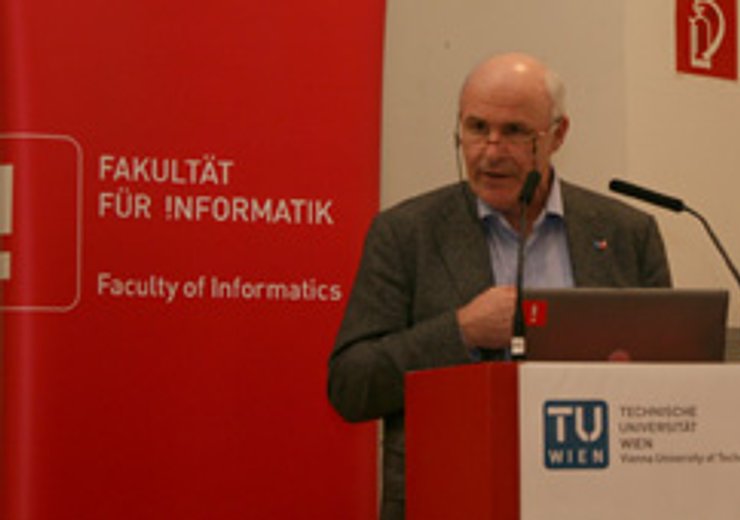 Durch die Eröffnung führt der Direktor des i²c, Hannes Werthner.