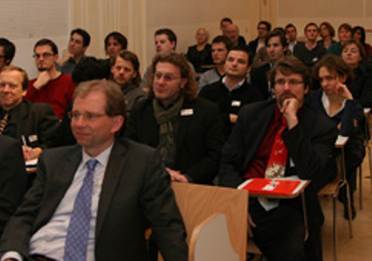 Interessiert folgt das Publikum dem lebendigen Vortrag von D. Nickull.