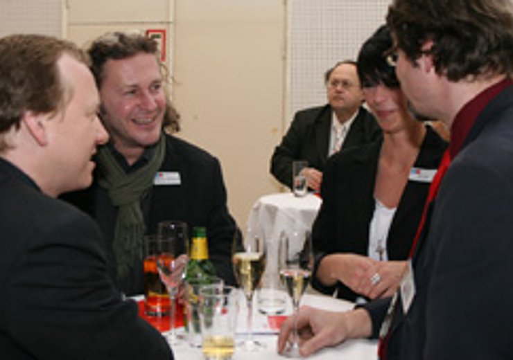 Im Anschluss an die Eröffnung sind die Gäste zum Buffet und Gedankenaustausch eingeladen.