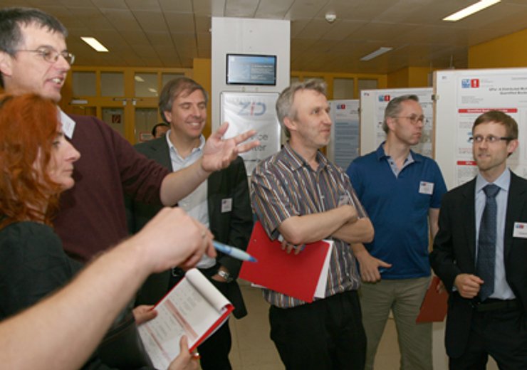 Die EPILOG-Jury befragt A. Hubmer zu seinem Diplomarbeitsposter.