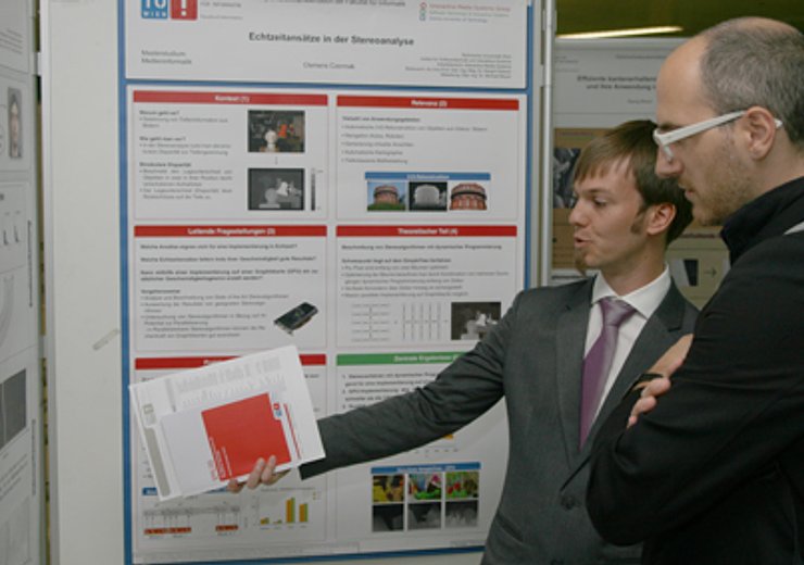 Besucher der Posterausstellung.