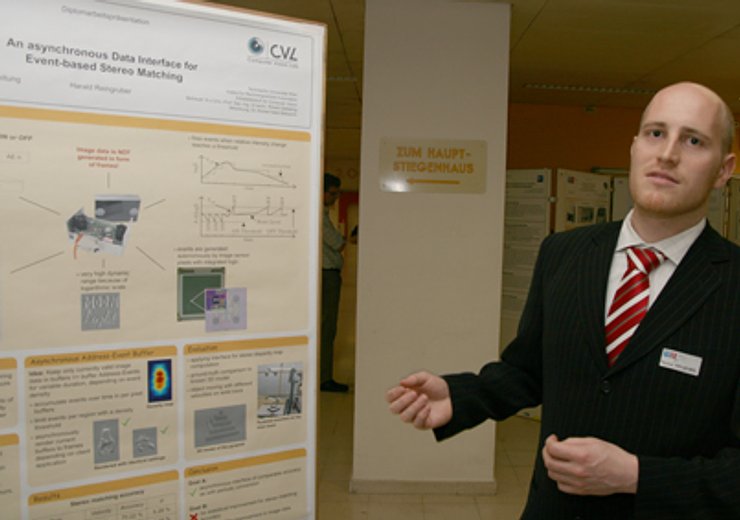 Ein Posterautor erläutert Details zu seiner Arbeit.