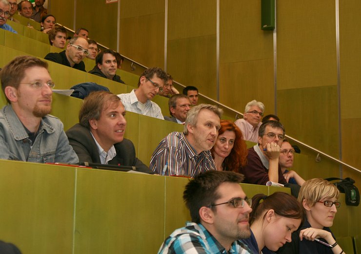 Die EPILOG-Jury folgt den Ausführungen Vortragenden.