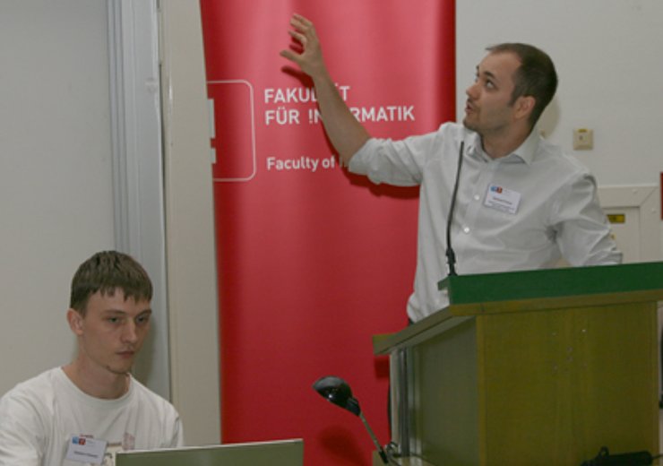 R. Preiner präsentiert mit C. Arbesser (li) Computerspiele aus der Computergraphiklehre.