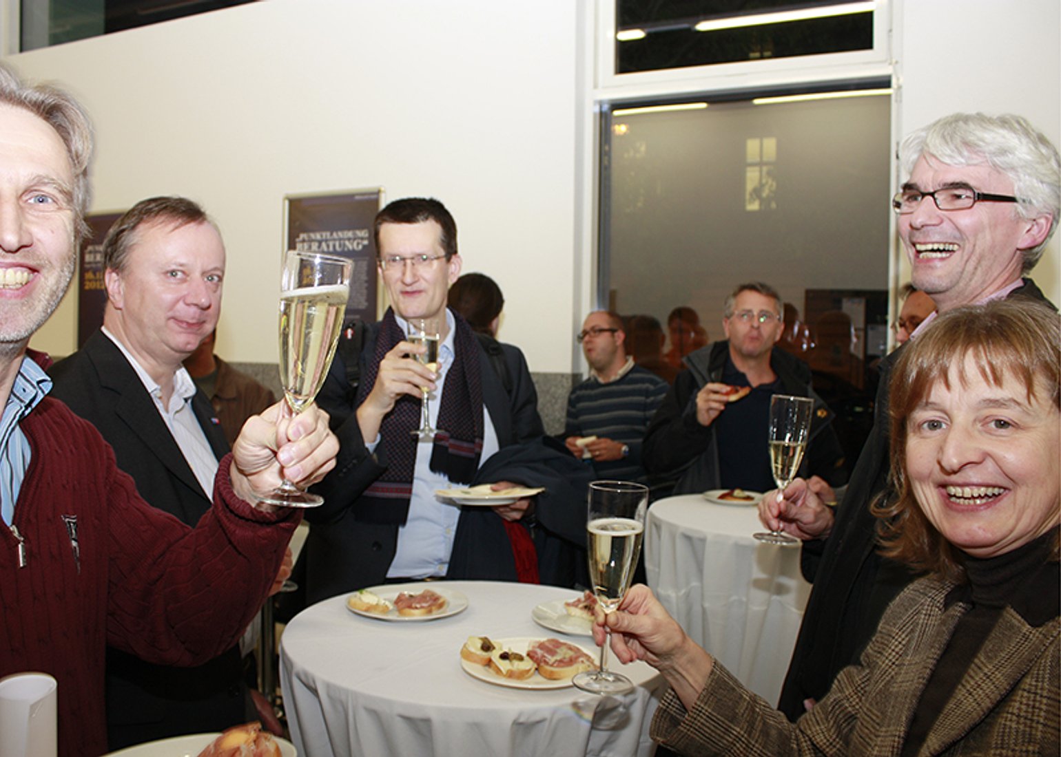 Zahlreiche Professorinnen und Professoren der Fakultät feiern mit Radu Grosu: Gernot Salzer, Jens Knoop, Rudolf Freund, Uwe Egly und Gerti Kappel (v.l.n.r.).