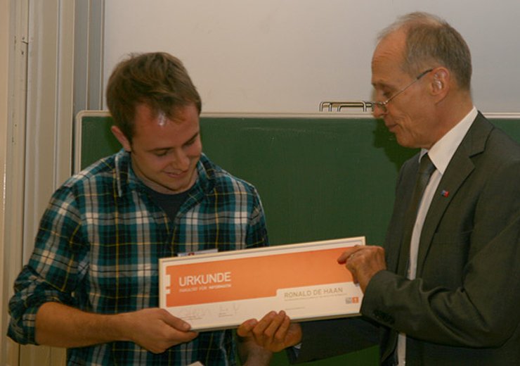 R. de Haan wird für seine Diplomarbeit und seinen Vortrag von Dekan G. Steinhardt als Distinguished Young Alumnus of the Faculty of Informatics ausgezeichnet. — Picture: TU Wien Informatics