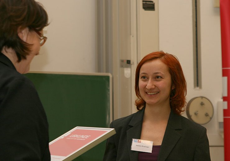 J. Grosinger wird mit dem Diploma Thesis Award sponsored by IEEE Austria Section ausgezeichnet. — Picture: TU Wien Informatics